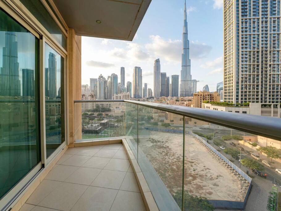 Elegance Above The Skyline Furnished 2-br With Direct Burj Khalifa Panoramas By Petals Homes *